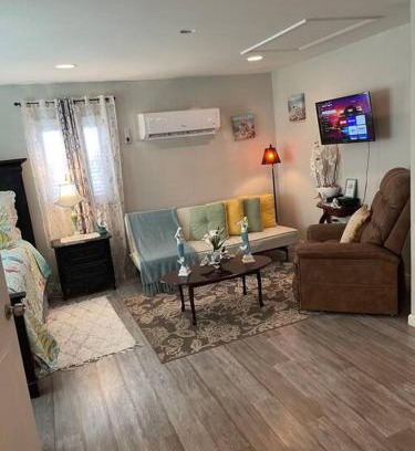 Southside Apartment | Bright Spacious Studio Near City and Palm Beach