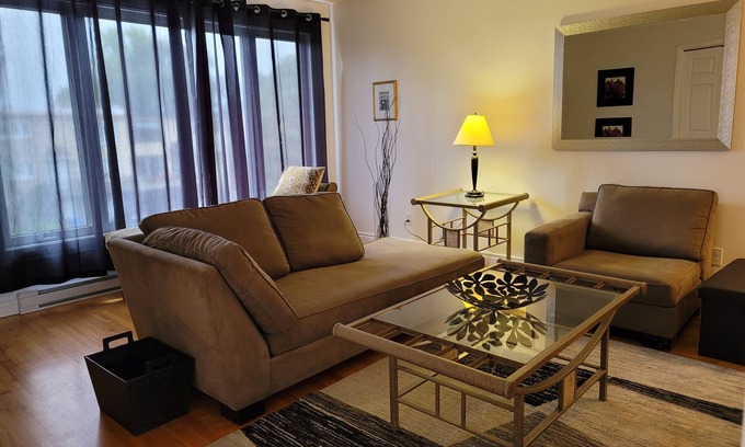 Pointe Claire Apartment | Bright & Specious 3 Bd Condo