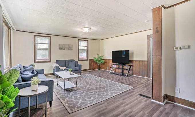 West St. Paul House | Bright St Paul Home with Grill, 3 Mi to Dtwn!