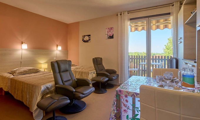 Barbotan-les-Thermes Apartment | Bright studio near Lake Uby with free Wi-Fi