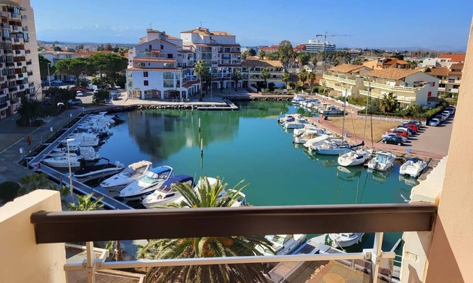 Le Port Apartment | Bright Studio Cabin for 4, Port View, Canet-en-Roussillon