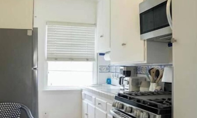 North of Wilshire Apartment | Bright Studio retreat - Walk to shops/dining - C