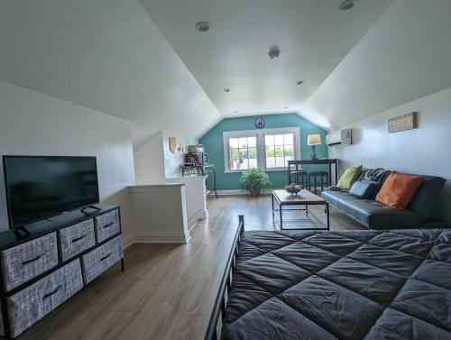 Livingston Park Apartment | Bright Studio Stay Downtown