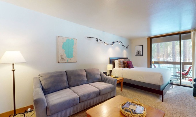 Truckee Apartment | Bright studio with access to hot tub & pools - near the slopes