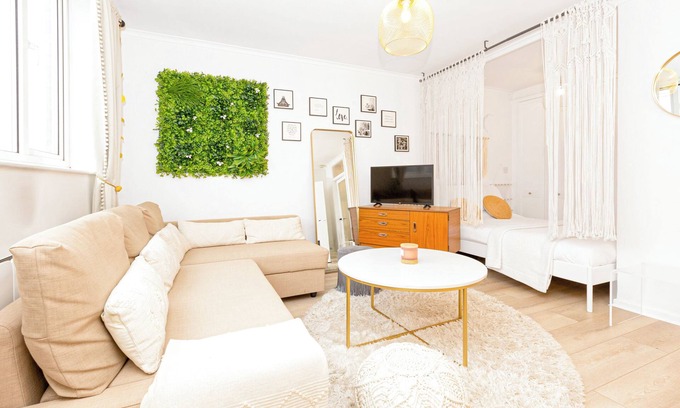East Putney Apartment | Bright Studio w balcony, Putney, 5min tube