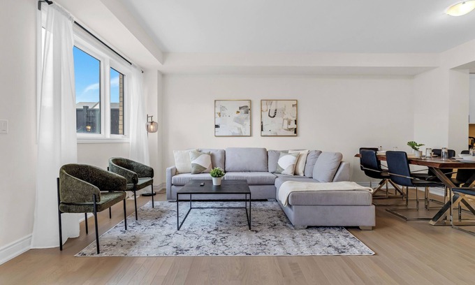 Oakville House | Bright & Stylish 5 BR Getaway in Oakville!