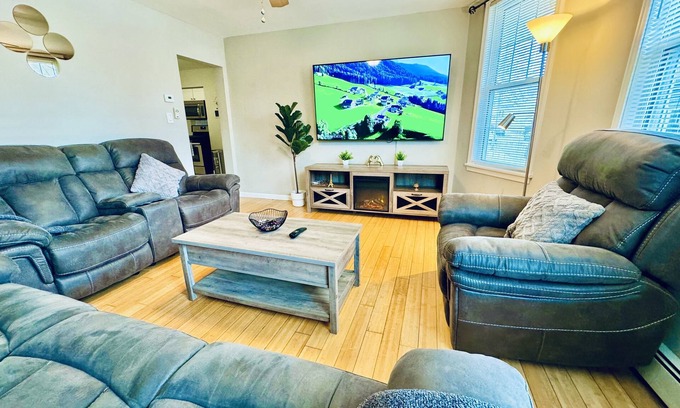 Prospect Park House | Bright, Stylish & Cozy 2Bed Unit w/Fireplace, Backyard, & Grill