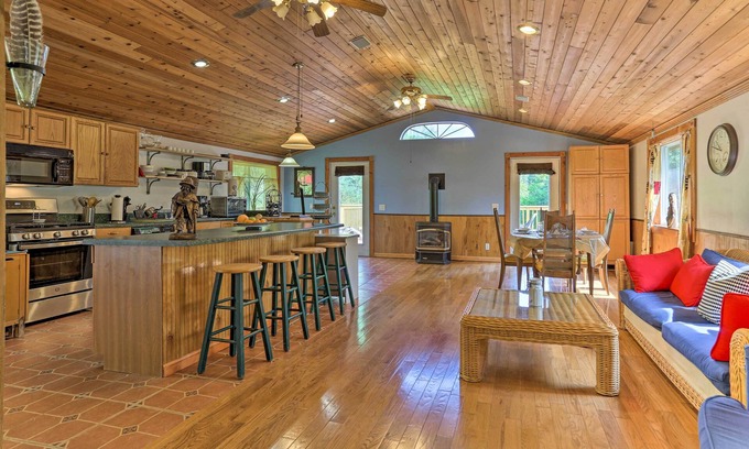 South Kortright Cabin | Bright Tucked-Away Cabin w/Furnished Deck + Grill