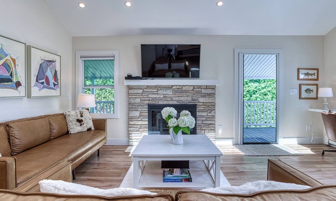 Petoskey Cottage | Bright & Updated Walloon Lakehouse w/ /AC!
