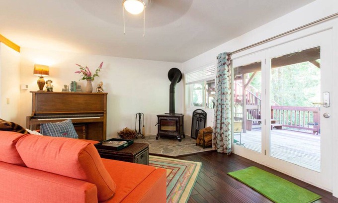 Sunnyside House | Bright Urban Guesthouse, Walk to Cafe and Shops, golf driving range at backyard