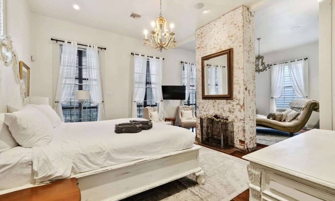 Lower Garden District Villa | Bright Villa w Heated Pool & Pool Table 5br|4ba