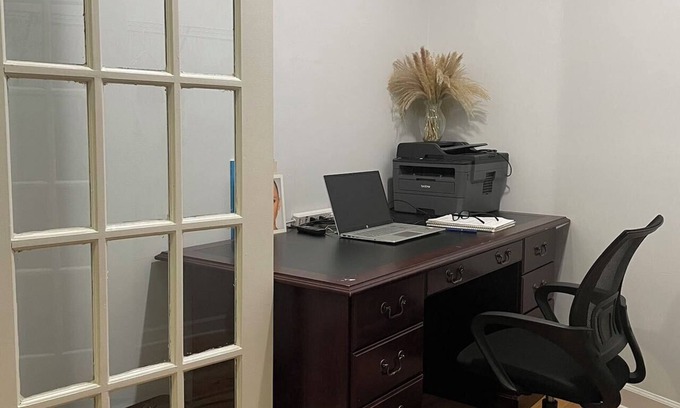 Hyde Park Condo | Bright Vintage U of C Center Condo with WiFi, AC in enjoyable Chicago