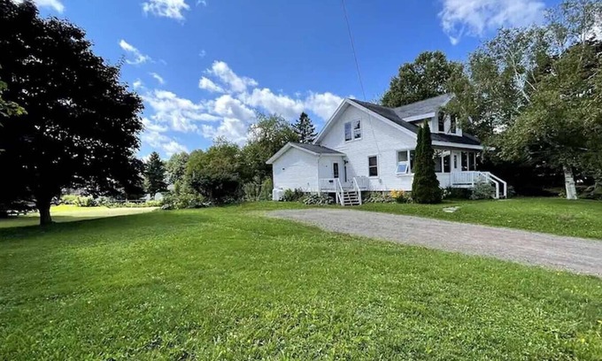 Dieppe House | Bright w/Huge Backyard + 5min to Parks!