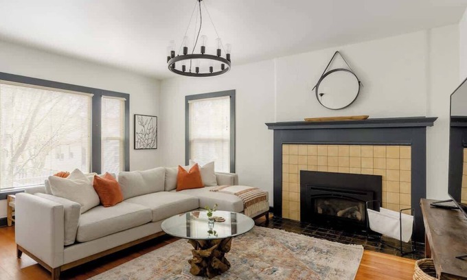 Belmont House | Bright + Walkable | Vintage Hawthorne Charm