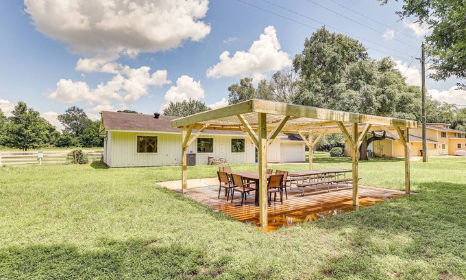 Simonton Cottage | Bright Wallis Cottage w/Pergola & Grill!
