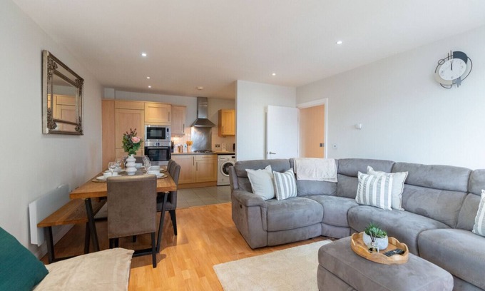 Watford Apartment | Bright Watford Home | Balcony + Parking Included