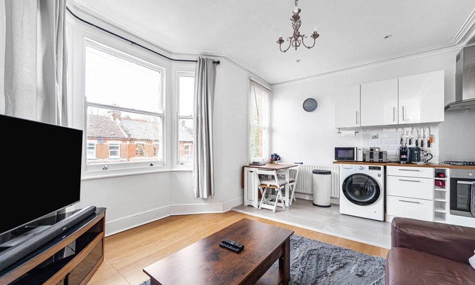 Hanwell Apartment | Bright West Ealing Abode