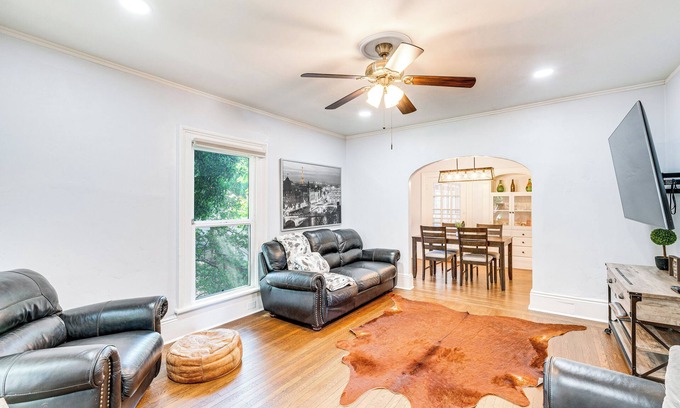 Woodland Apartment | Bright Woodland Apartment: Walk to Main Street