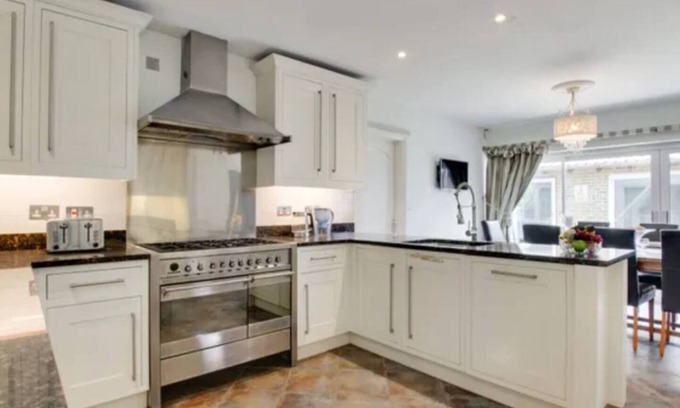 Ovingdean House | Brighton located 4 bed Villa with heated pool
