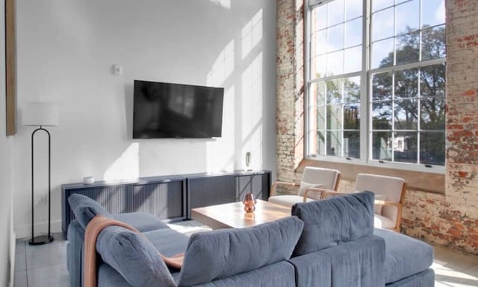 Judson Apartment | Brilliant 2BD | Pool | Gym | Perfectly Central!