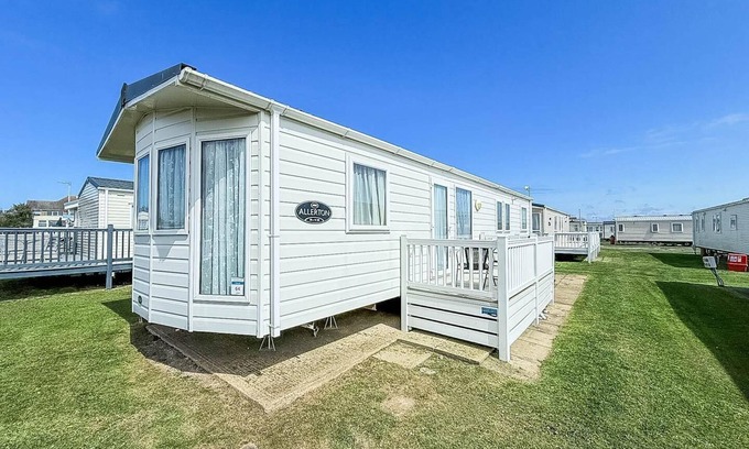 Great Yarmouth House | Brilliant 6 berth caravan for hire with decking by the Norfolk Coast ref 50064G