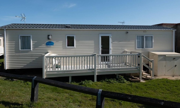 Walton on the Naze House | Brilliant 6 berth caravan for hire at Naze Marine in Essex ref 17342BR