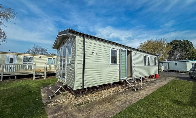 Skegness House | Brilliant 8 berth caravan at Southview Holiday Park in Skegness ref 33050M