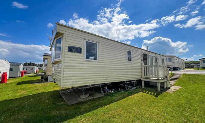 Reighton House | Brilliant 8 berth caravan at Reighton Sands Holiday Park, Haven ref 61053RC