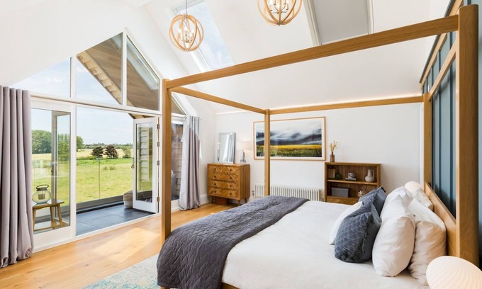 Uckington House | Brilliantly Modern, Spacious 4 Bed Family Home | Pass the Keys