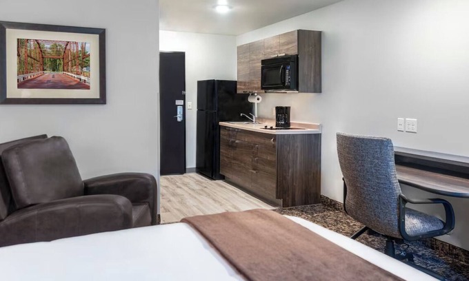 Grand Rapids Hotel | Bring Fido! Pet-Friendly Room w/Kitchen Near Fishing Pier | Pool | Parking