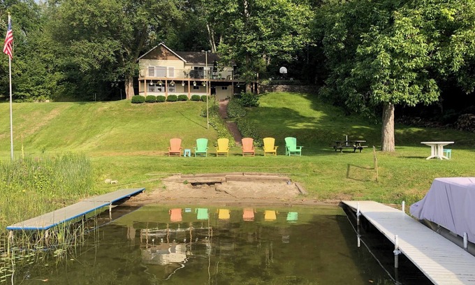 Frontier Cottage | Bring the Family and the pups ! Private Lakeside Home w/WIFI