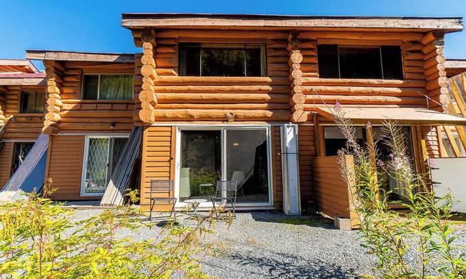 Hemlock Valley Cabin | Bring the whole family! Pet Friendly. 10 minute walk to the lifts.