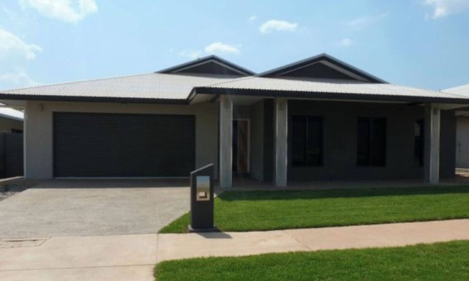 Yarrawonga House | Bring the whole family to this besutiful home that has 4 room for a fun stay