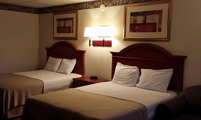 Campbelltown Hotel | Bring the Whole Family! 3 Relaxing Units, Swimming Pool, FREE Breakfast!