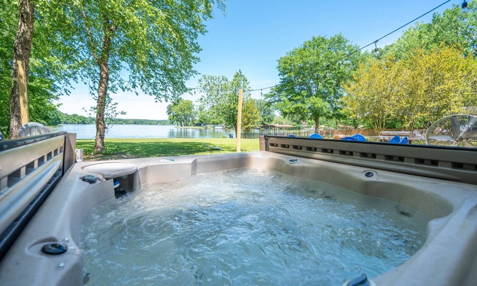 Lake Catherine House | Bring the whole family to this great place with lots of room for fun. The five bedroom, 2.5 bathroom