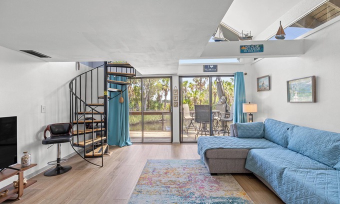 Crystal River House | Bring Your Boat-Waterfront Bungalow- On River Time!