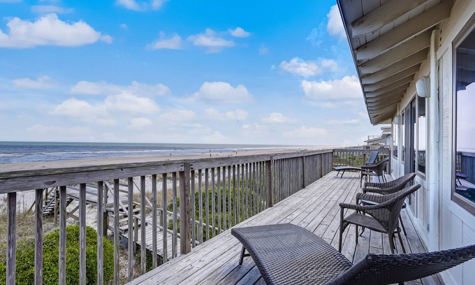 Fernandina Beach Hotel | Bring your dog on vacation to this oceanfront house. Amazing views and lots of parking.