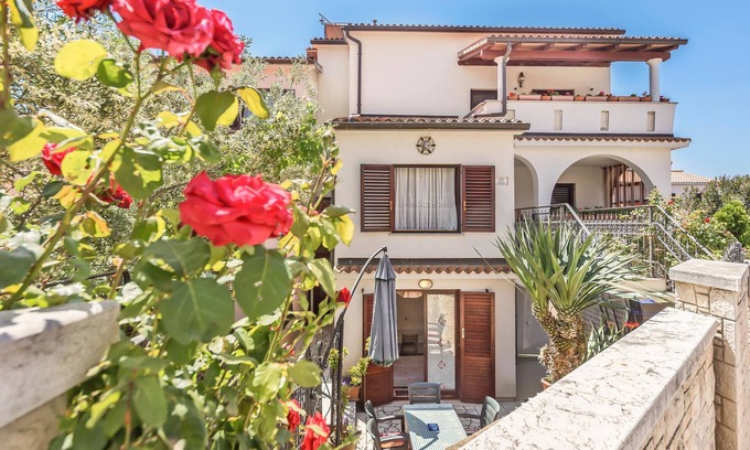 Vinkuran Apartment | Bring your pet on vacation in this vacation apartment by the sea!