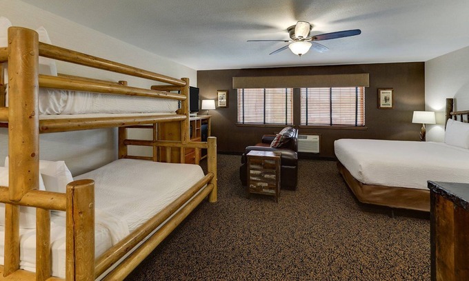 Peoria Hotel | Bringing the Pack? Expanded King Bunk Bed Suite in Stoney Creek Peoria