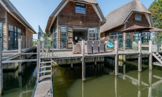 De Heen House | Bringing your kids' friends along? No problem, this water villa has a real kids corner.