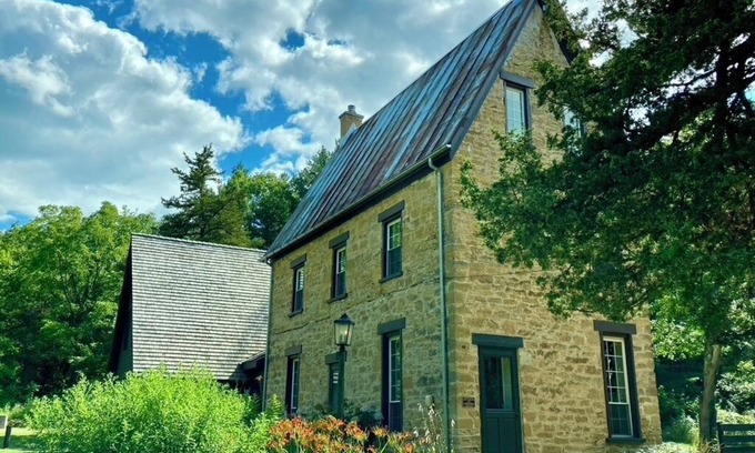 Arena House | Brisbane House: Historic Stone House & Adjoining "Summer Kitchen" Bedrooms