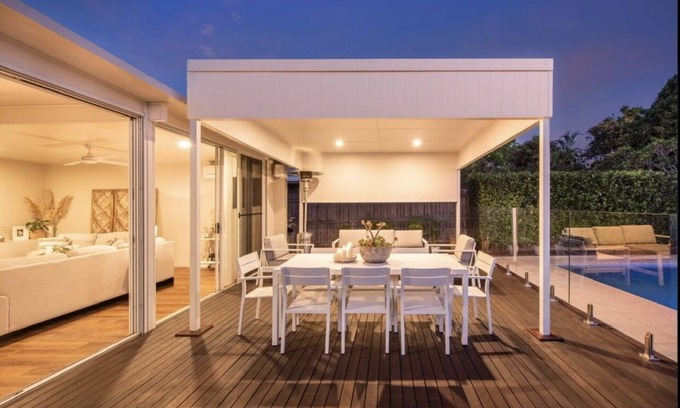 Rochedale South House | Brisbane Palm Springs - FAST WIFI - Resort style pool - Pet Friendly