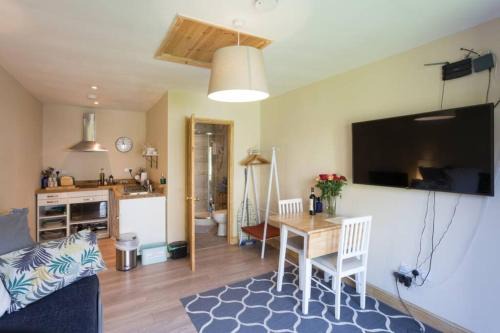 Fishponds Apartment | Bristol Little House