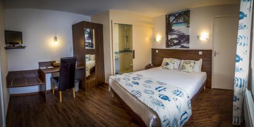 Saint-Andre-de-la-Marche Hotel | Brit Hotel Azur