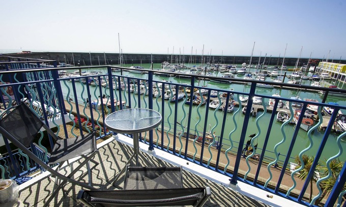 Seafront Cottage | Britannia Harbour View Parking by Brighton Holiday Lets