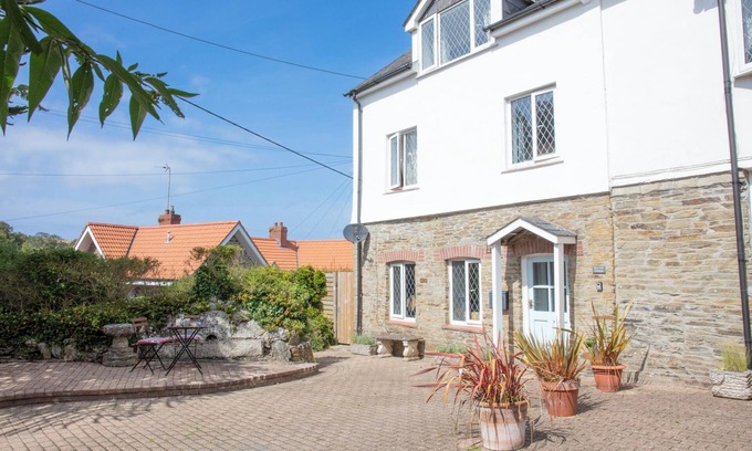 Newquay House | BRO TREF COTTAGE, pet friendly, with open fire in St Mawgan