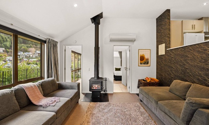 Sunshine Bay House | Broadview Hideaway - Cosy 2 bed