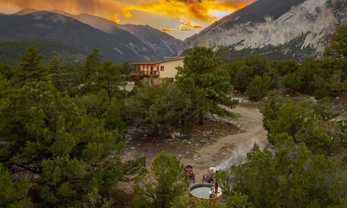 Nathrop House | Broadview Luxury Cabin + 8 acres near Mt Princeton Hot Springs