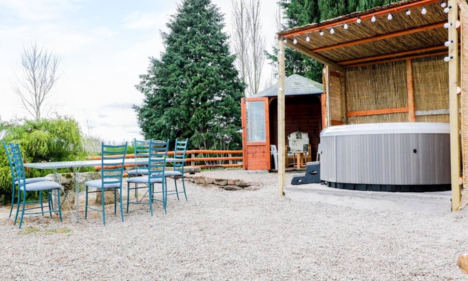 Carey Cottage | BROADWAY LANDS FARM, pet friendly, with hot tub in Little Dewchurch
