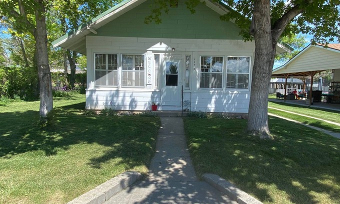 Thermopolis House | Broadway Retreat. Hot Springs County State Park and Pools are five minutes away.